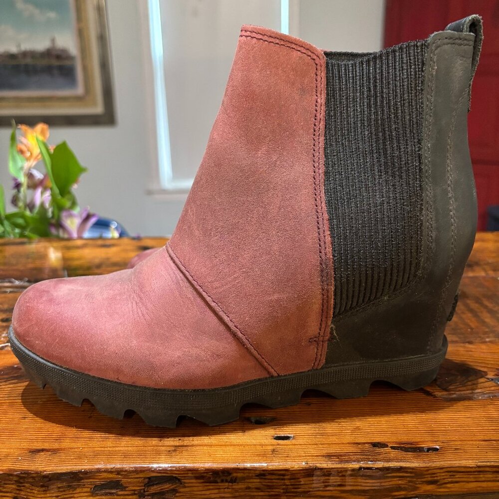 Only worn once! Sorel Joan Of Arctic Wedge II Chelsea boots, w 6.5. Black/Burg